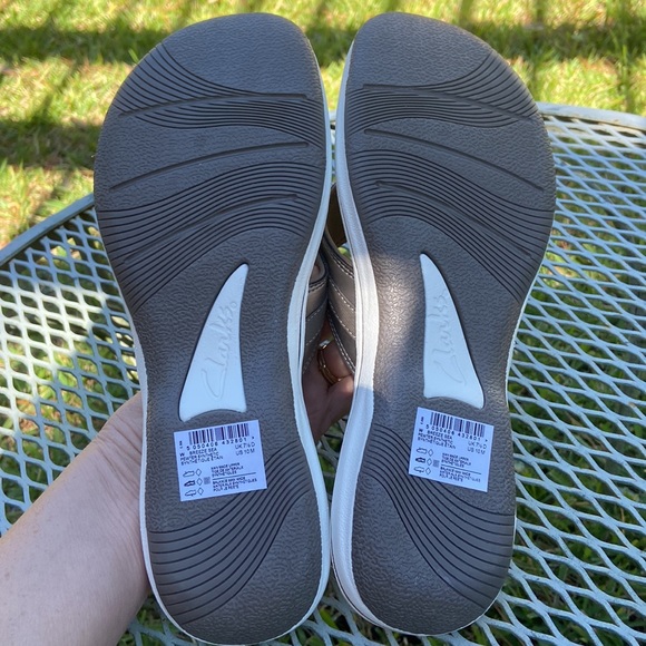 SOLD Clarks NEW cloud stepper‘s soft cushion flip-flops pewter new in box - Picture 7 of 9